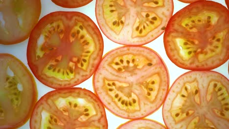 색 배경에 토마토 조각을 회전시키고, 빛 배경에 새로 잘라진 토마토를 가까이 돌려 서서히 회전시니다.