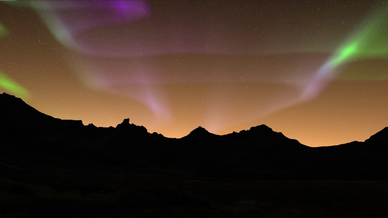 montañas oscuras con fondo de aurora