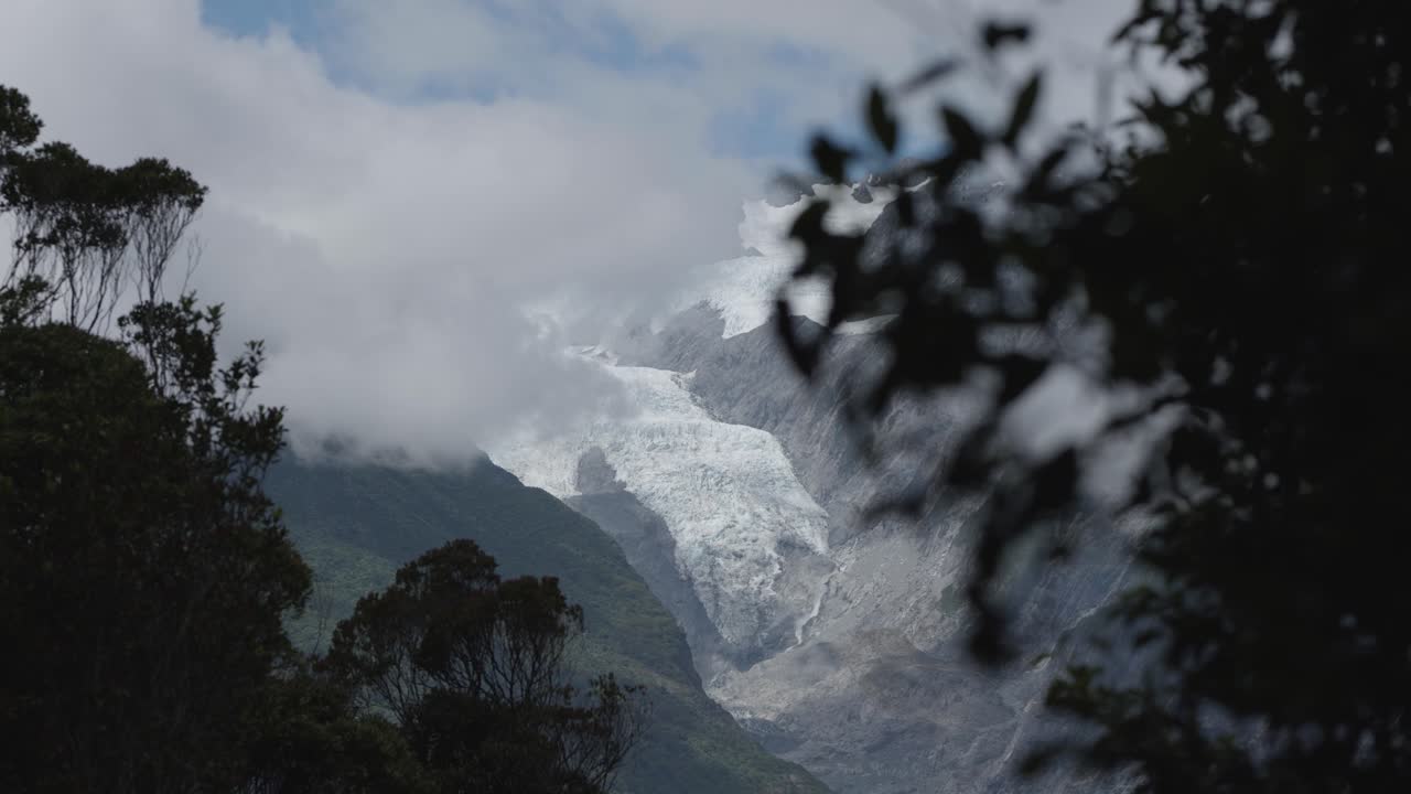 glaciar y vista de la montaña en un día nublado en franz joseph, costa oeste, nueva zelanda