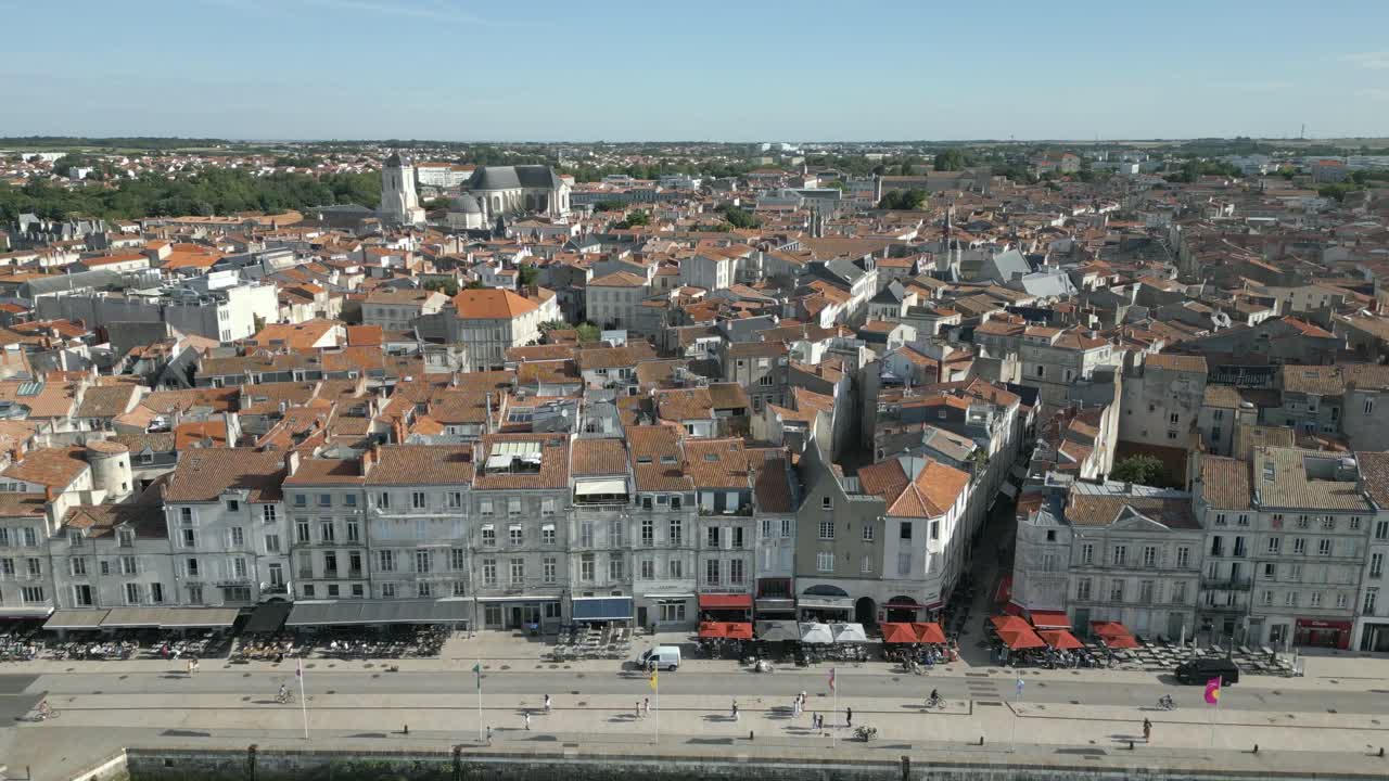 Passeggiata e paesaggio urbano di La Rochelle con cielo per spazio copia, Francia