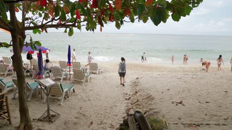 Frau-Geht,-Betritt-Den-Strand-Von-La-Mai,-Insel-Koh-Samui