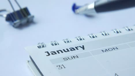 calendario de enero con un bolígrafo