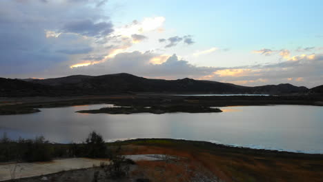 Luftdrohne-Fliegt-Bei-Schönem-Sonnenuntergang-Weit-über-Den-Ausgetrockneten-Irvine-Lake-In-Südkalifornien---Der-See-Ist-Wegen-Dürre-Fast-Leer