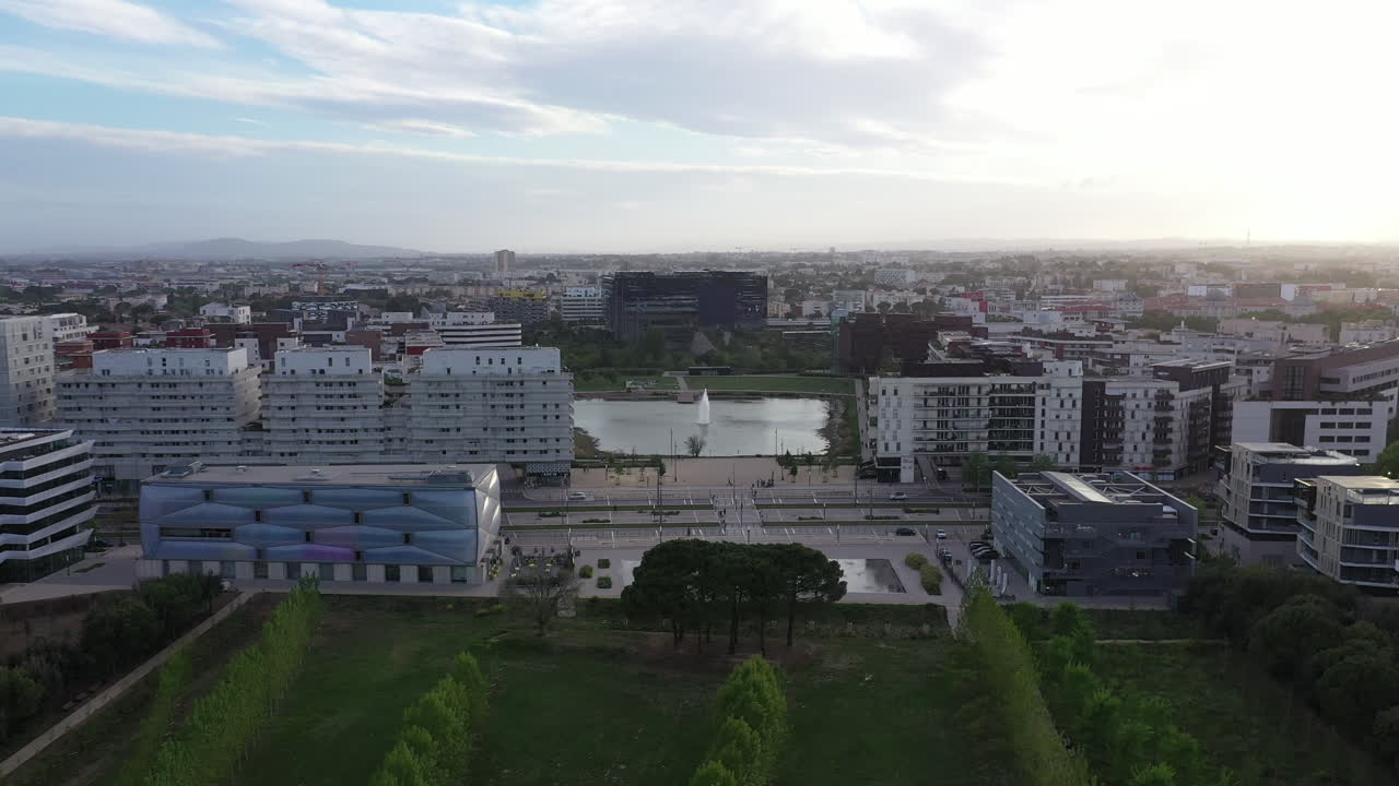 Bairro novo e moderno Port Marianne, vista aérea sobrevoando um parque e a cidade.