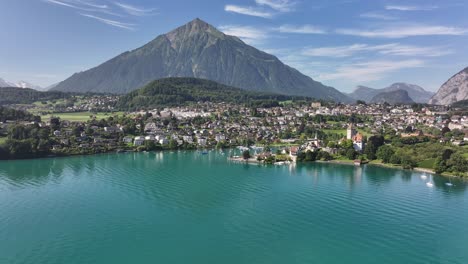 aérea - spiez y el lago thun con montañas en el cantón de berna, suiza