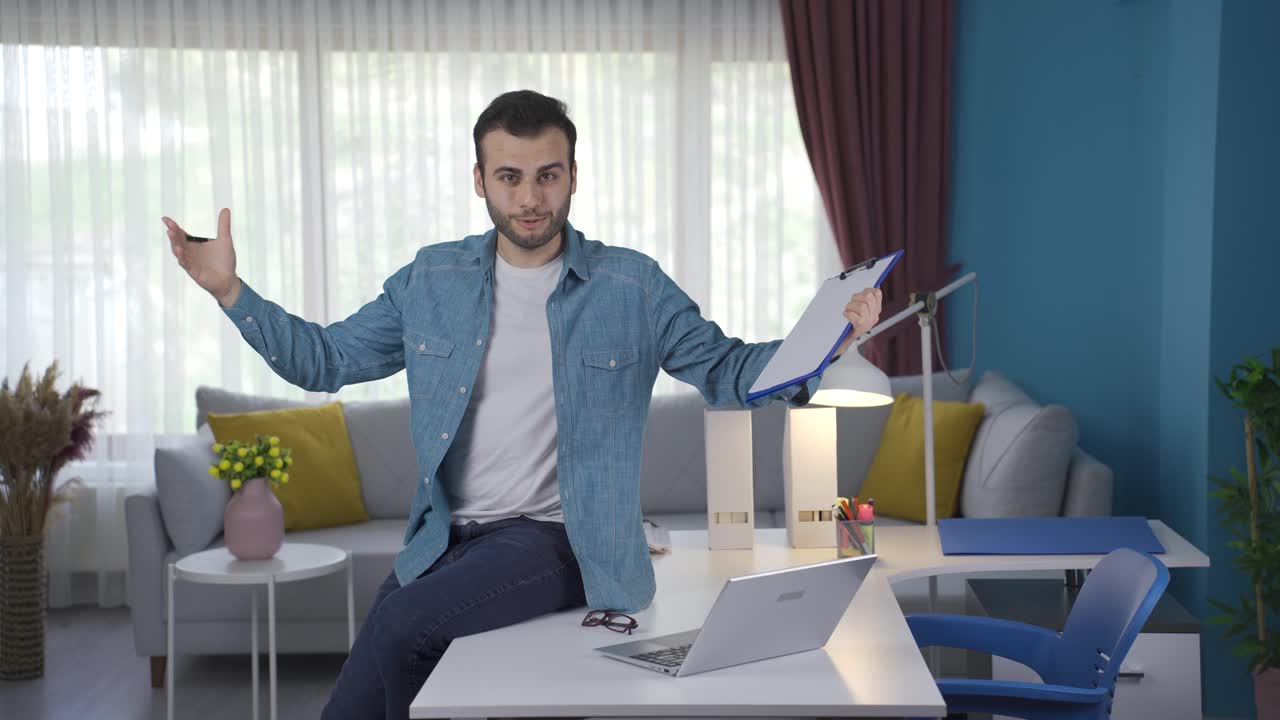 hombre de negocios independiente motivado y enérgico.