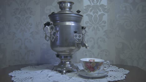 Vertiendo-Agua-Caliente-De-Una-Tetera-De-Metal-Vintage-Soviética-En-Una-Hermosa-Taza