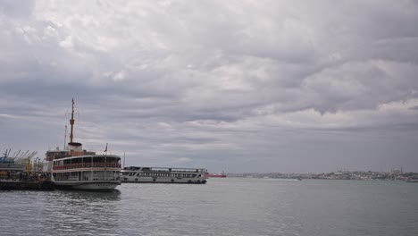 En-El-Muelle-De-Kadıköy,-Cuando-Está-Nublado,-Los-Barcos-Navegan,-Los-Pájaros-Vuelan,-En-El-Bósforo