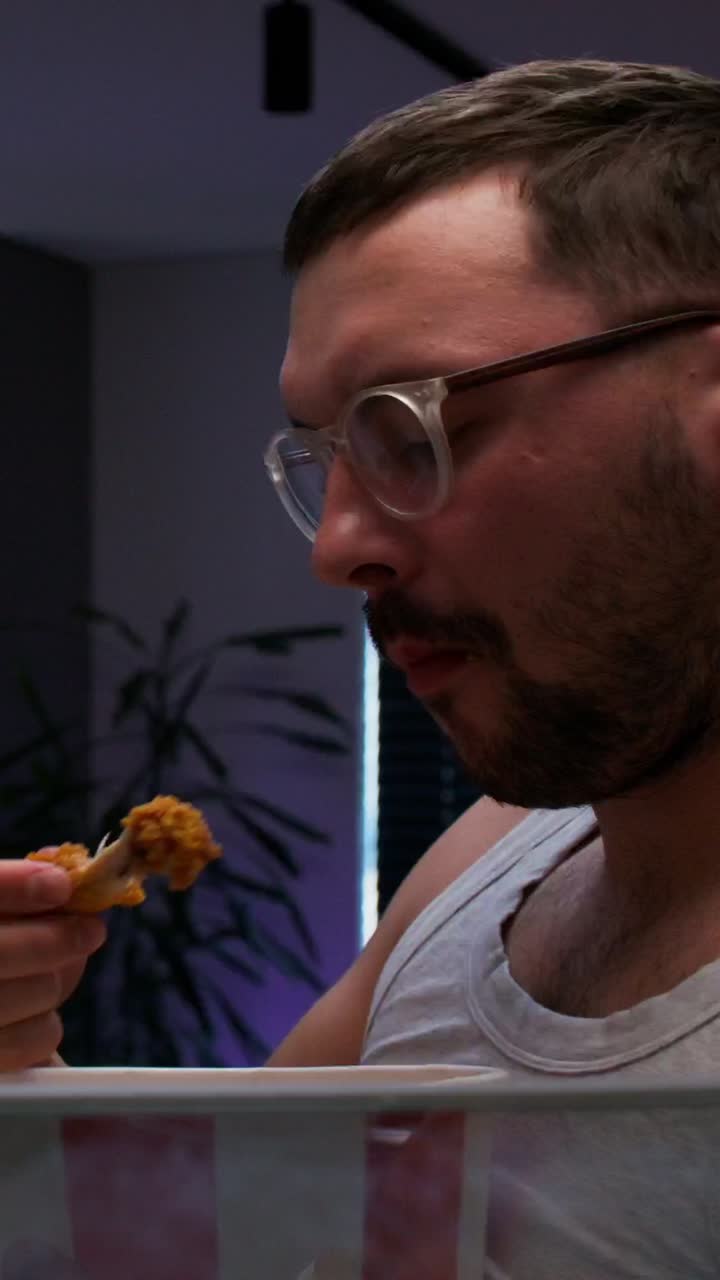 hombre comiendo pollo frito