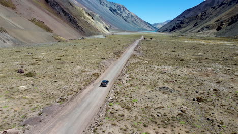 antena: todoterreno en carretera de montaña
