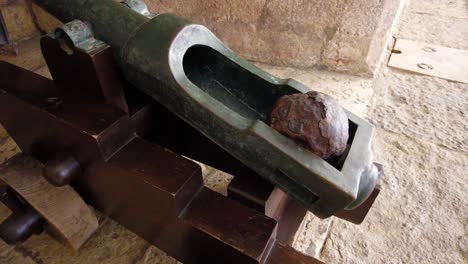 cerca del antiguo cañón portugués en la torre de belem, lisboa, portugal