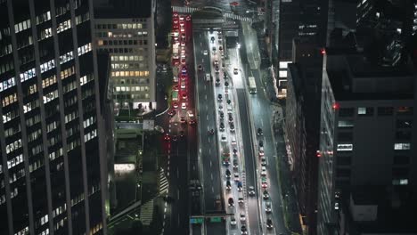 carreteras de shibuya por la noche - tráfico pesado durante la hora pico - ángulo alto, en tiempo real