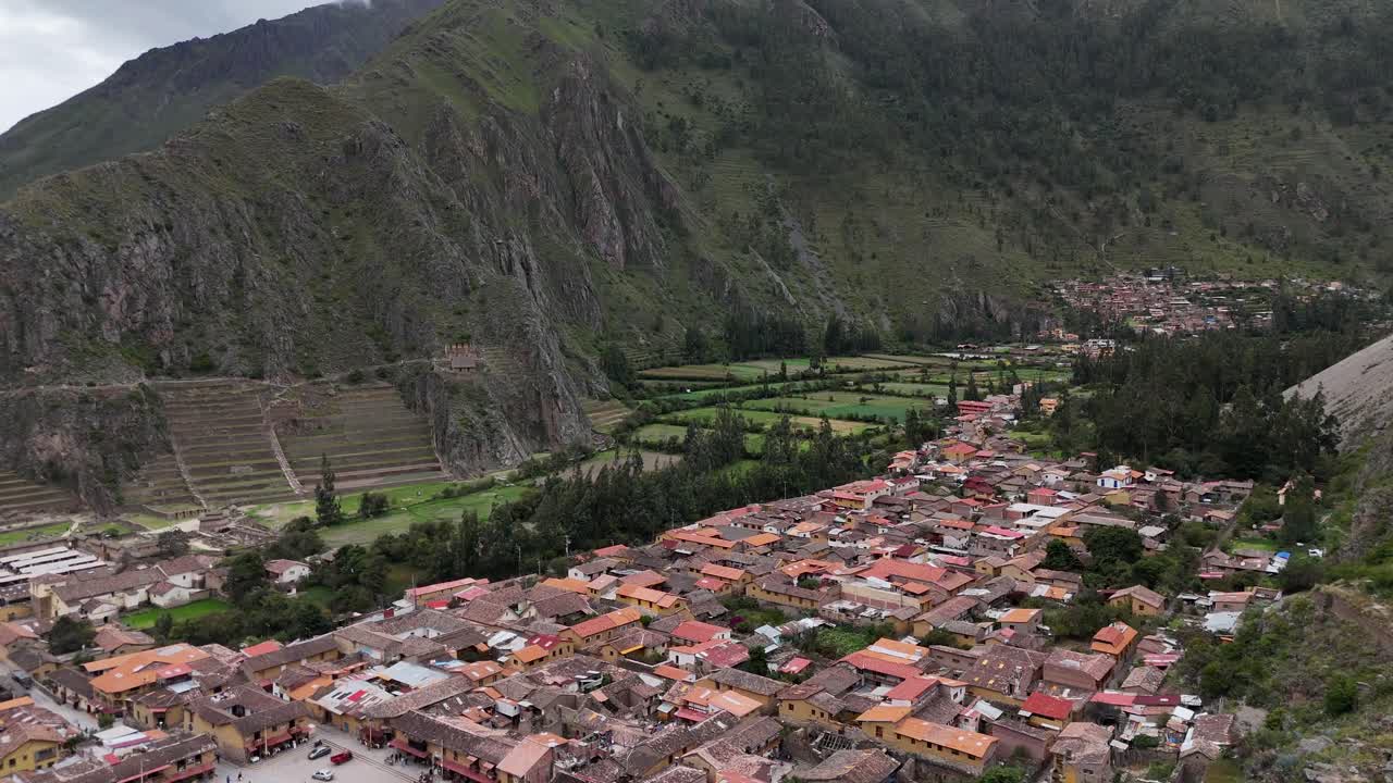 vista aérea de drones de la ciudad inca de ollantaytambo en las montañas de perú y las ruinas incas