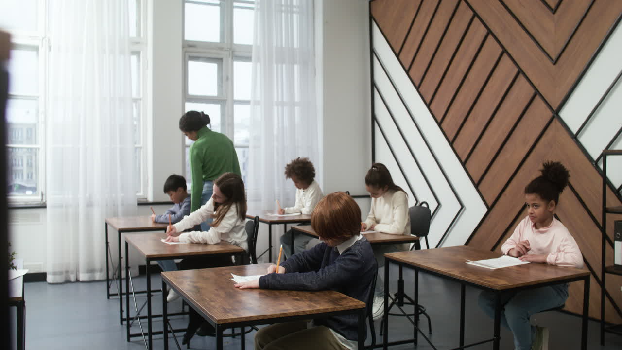 학교에 다니는 학생들