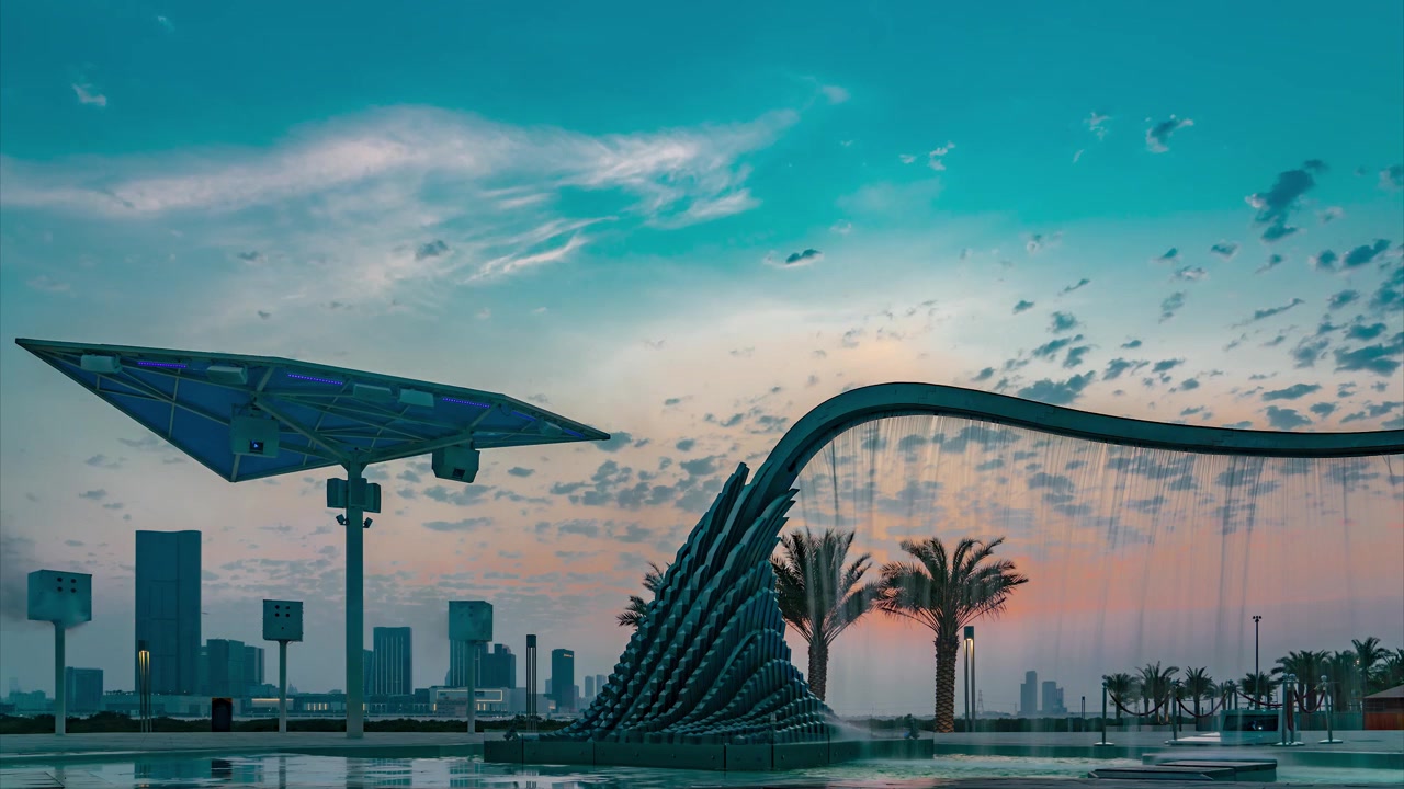 Timelapse di una vista incantevole in un parco centrale di Reem ad Abu Dhabi con il tramonto e nuvole in movimento.