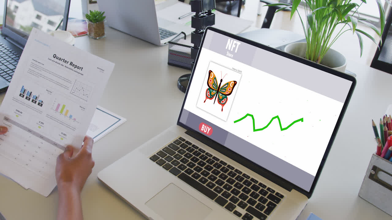афроамериканская бизнес-женщина использует ноутбук для видеозвонка с обработкой данных