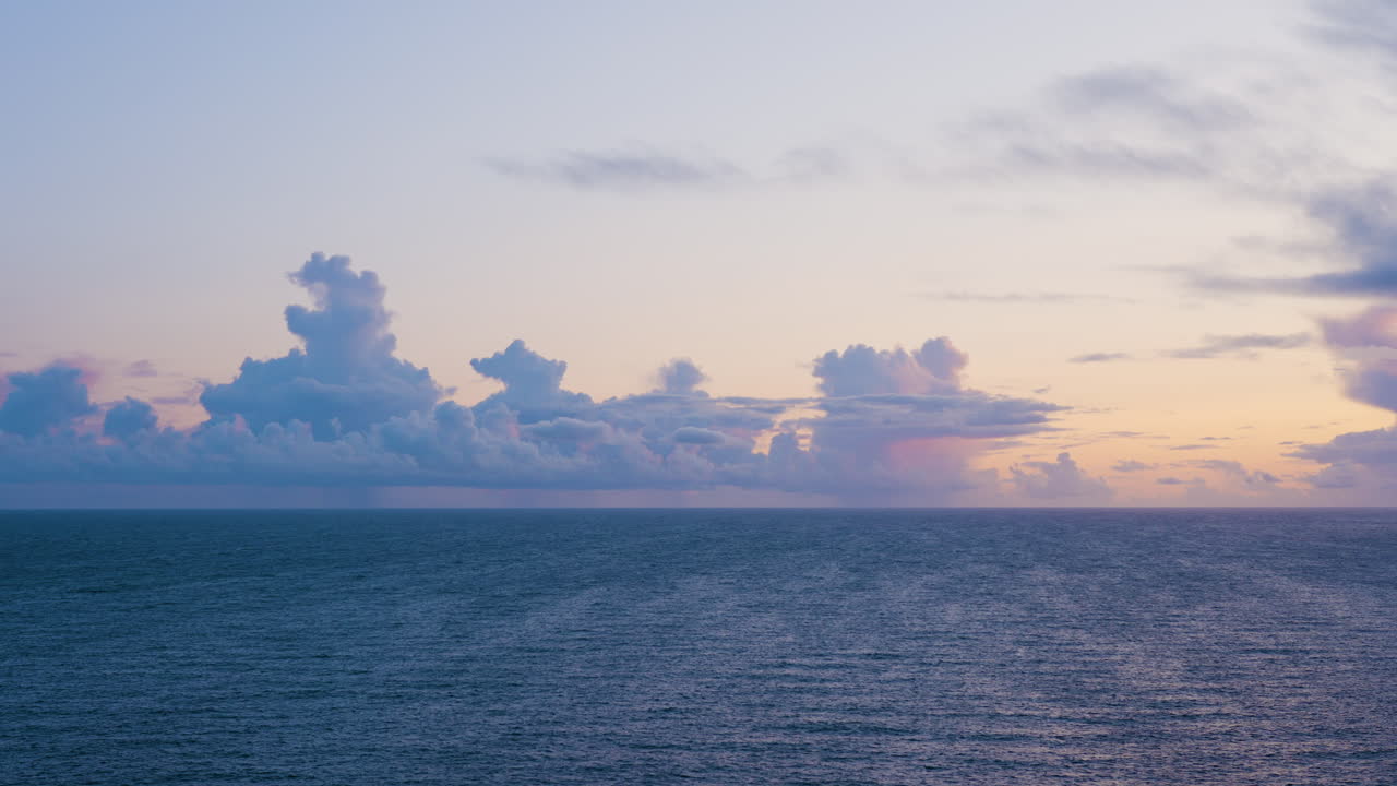 구름과 함께 바다 위에 해가 지는 것