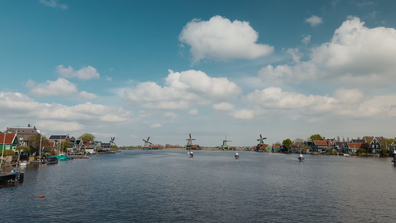 Panoramisk vidvinkelbillede af de ikoniske vindmøller og traditionelle hollandske huse langs Zaan-floden ved Zaanse Schans, Holland, på en solrig dag del 1