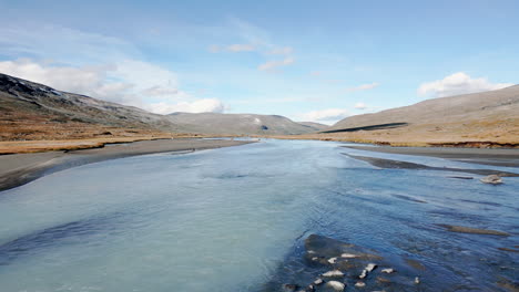 Ein-Fluss-Fließt-Zwischen-Den-Bergen-Und-Bahnt-Sich-Einen-Weg-Durch-Die-Majestätischen-Gipfel