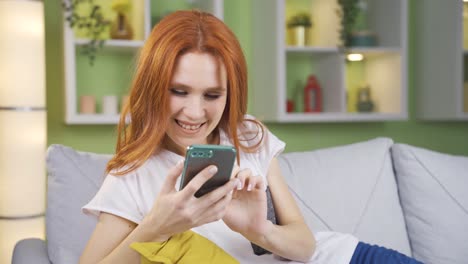 Mujer-Emocionada-Comprando-En-Línea-Por-Teléfono-Regocijándose.