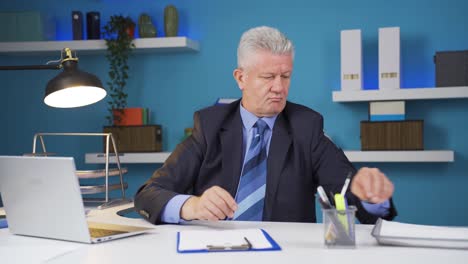 hombre de negocios buscando documentos en la mesa.