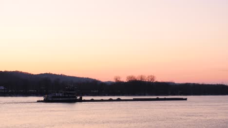 Lastkahn-Auf-Dem-Ohio-River-Im-Winter-In-Der-Abenddämmerung