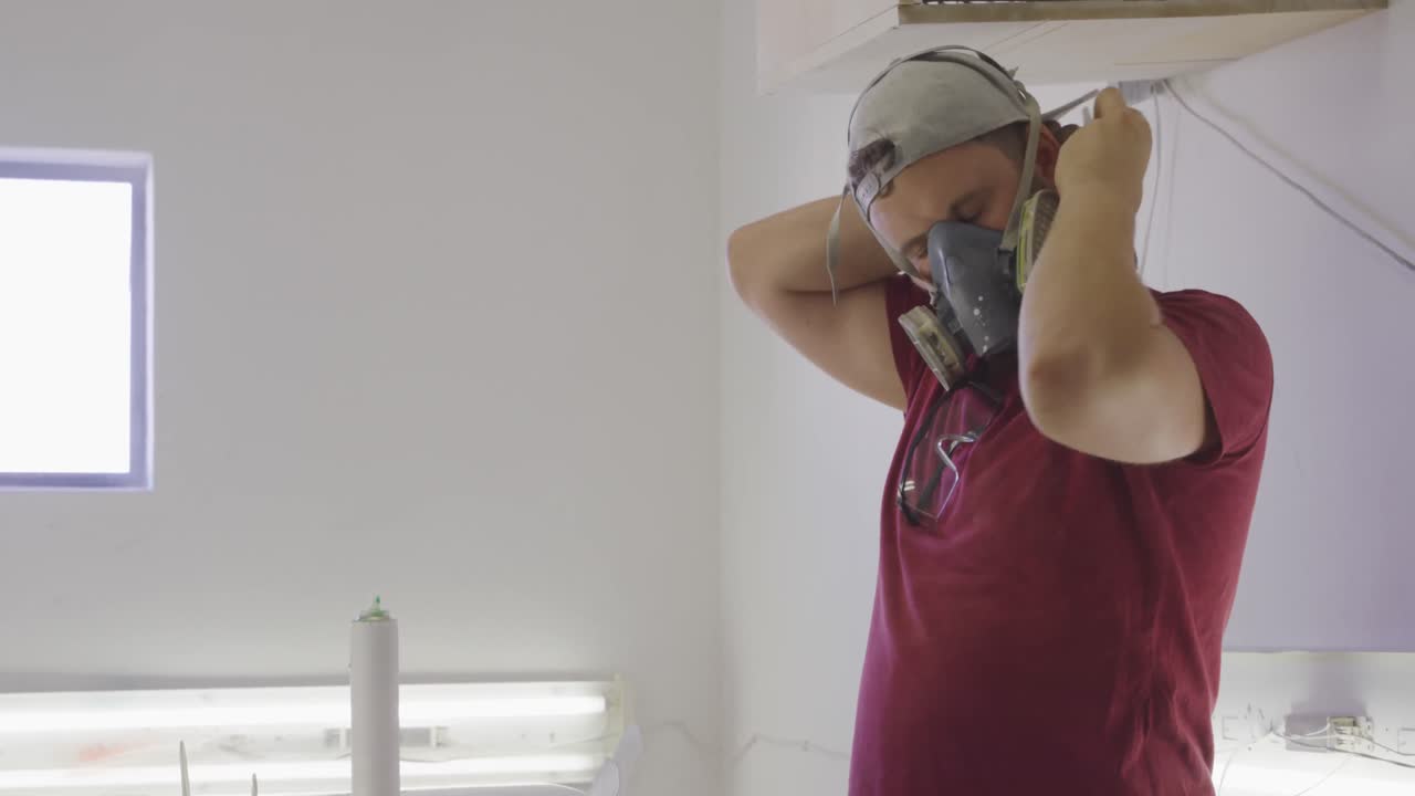 남성 서프보드 제작자 가 작업실 에서