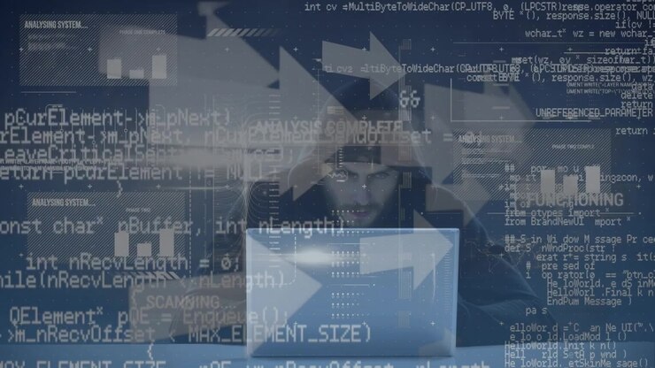 Animation af pile og databehandling over en kaukasisk mandlig computerhacker i elefanthue, der bruger en bærbar computer.