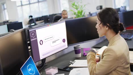 mujer de negocios asiática en la oficina usando una computadora con procesamiento de datos en la pantalla