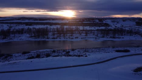 volando sobre el paraíso invernal: vistas aéreas del atardecer canadiense