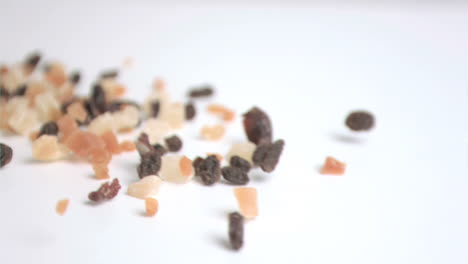 frutas secas que se extienden en cámara súper lenta