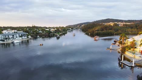 barcos navegando en las aguas cristalinas del río noosa en queensland, australia