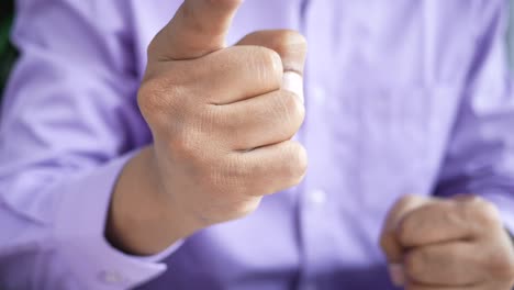 persona que señala con el pulgar hacia arriba