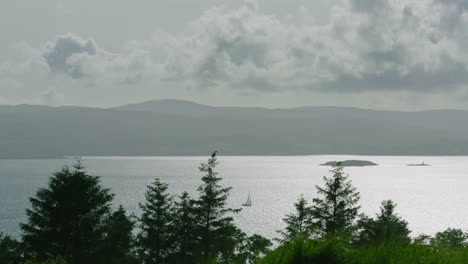 Escocia---Vista-De-Un-Velero-En-El-Sonido-De-Mull,-Costa-Oeste-De-Escocia