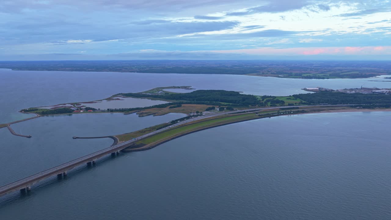 Vista aerea del Ponte del Grande Belt, Danimarca, collegamento stradale ininterrotto