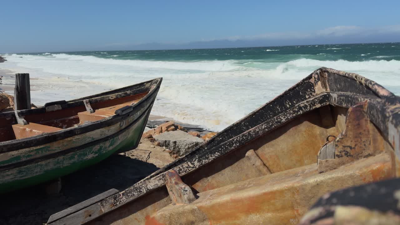 barcos de pesca amarrados en la playa