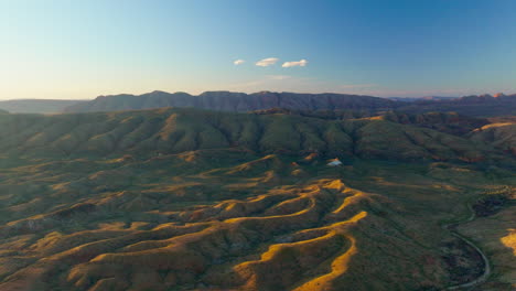 Szenische-Lufthintergrundlandschaftsüberführung-Simpson-Wüste,-Australien,-4K-Drohne