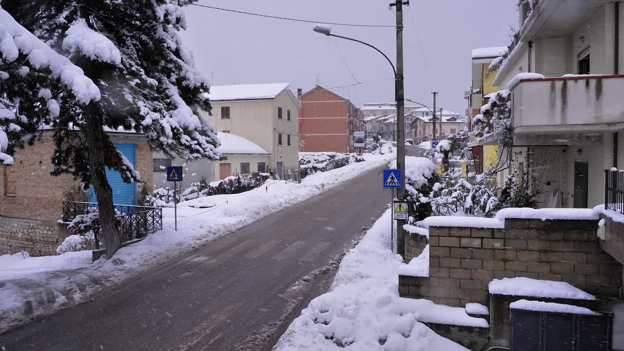 이탈리아 아브루조 주 가디아그레레의 거리에 눈이 내린다.