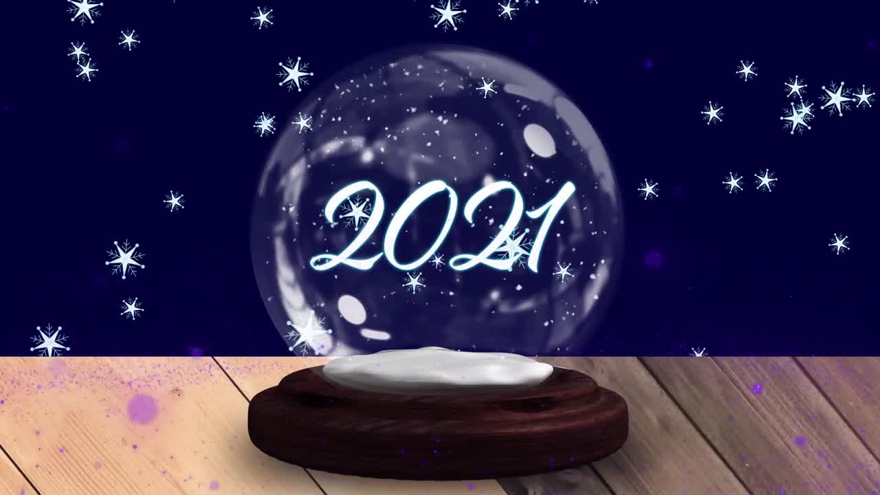 animación de 2021 en globo de nieve en tablas de madera, estrella fugaz y nieve cayendo