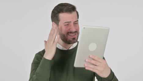 retrato de un hombre con pérdida en la tableta en la oficina, pantalla blanca