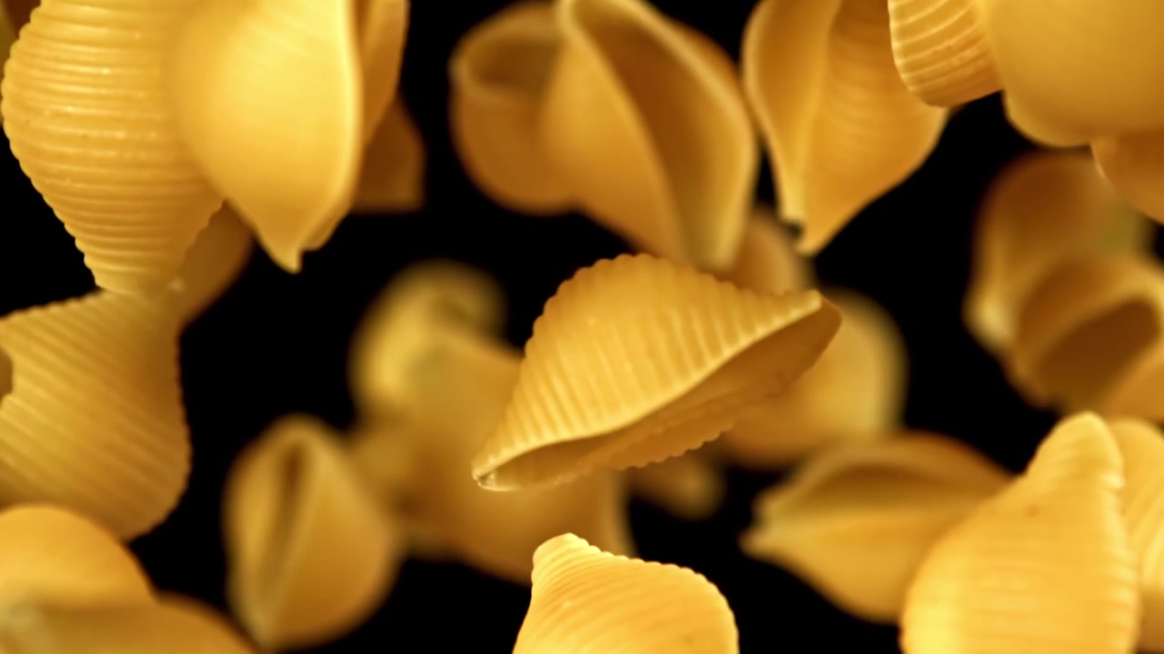Conchiglie che cadono al rallentatore su sfondo nero