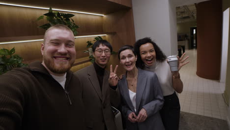 foto de equipo feliz en una oficina moderna