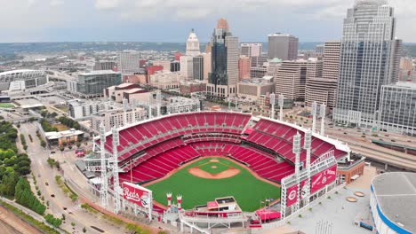 Cincinnati-Reds-Tolles-Amerikanisches-Baseball-Drohnenvideo-Downtown-Baseball