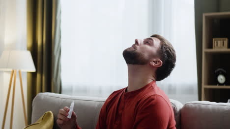 man using eyedrops