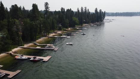 Drone-shot-of-the-boats-docked-on-the-shore-of-Payette-Lake-in-McCall,-Idaho