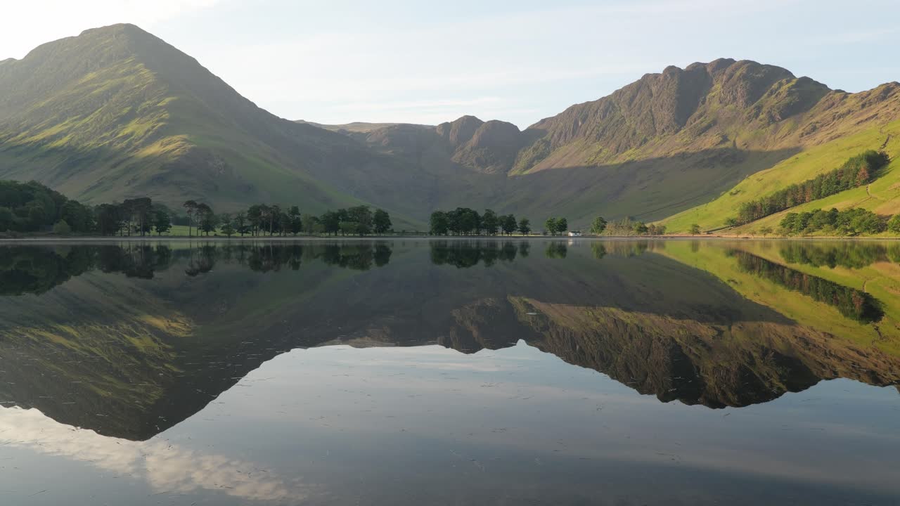 Buttermere Lake, langsom indzoomning med refleksioner af Haystacks og Fleetwith Pike