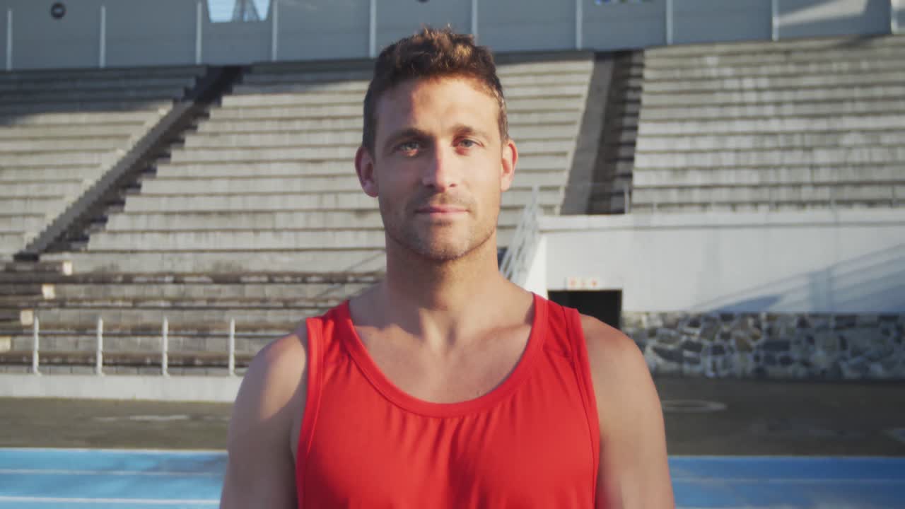 카메라 를 바라보는 백인 남자 운동 선수