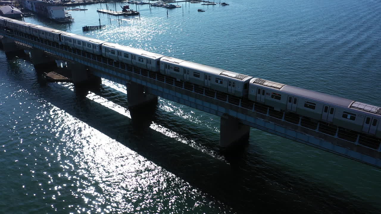 퀸즈, 뉴욕의 풀이 무성한 만 상공에서 공중 촬영