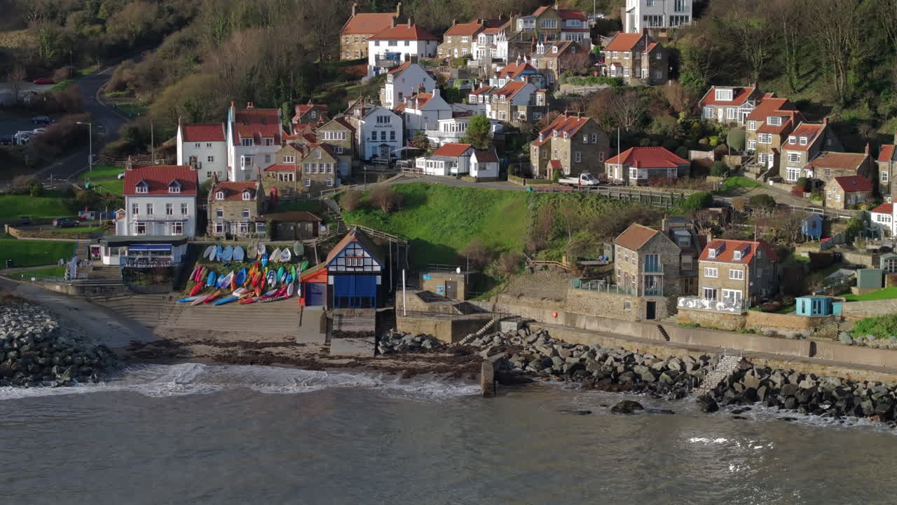 Overzichtsdroneshot van het kustdorp Runswick Bay, Noord-Yorkshire.