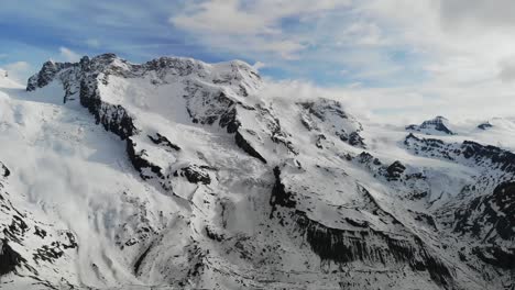 Drone,-Vistas-Aéreas-Del-Famoso-Cervino,-Alpes-Suizos,-Suiza